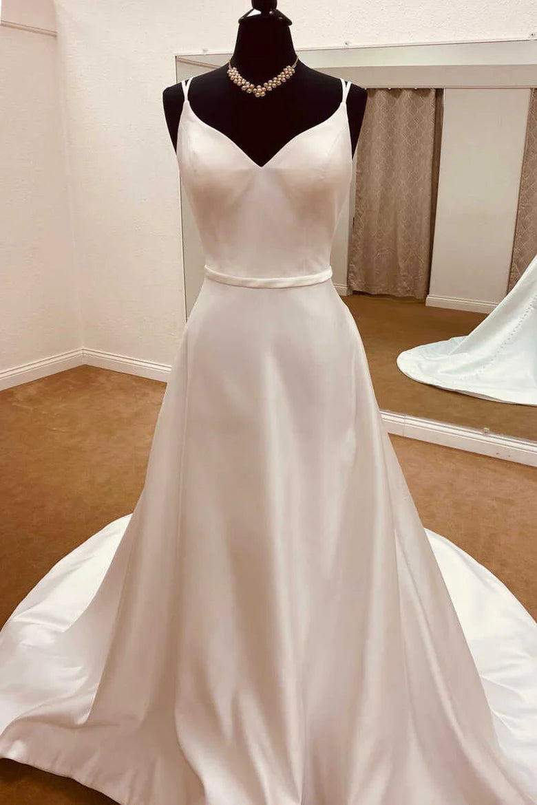 Vestido de novia largo de satén con tirantes finos y espalda descubierta
